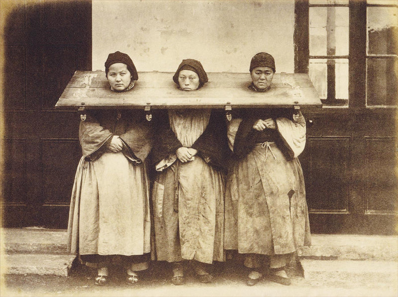 Prisonnières Chinoises Mises à la Cangue