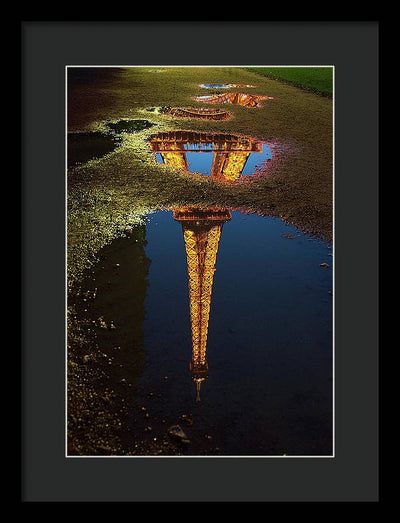 Reflet de la Tour Eiffel, Paris / Art Photo - Framed Print