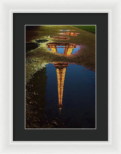 Reflet de la Tour Eiffel, Paris / Art Photo - Framed Print