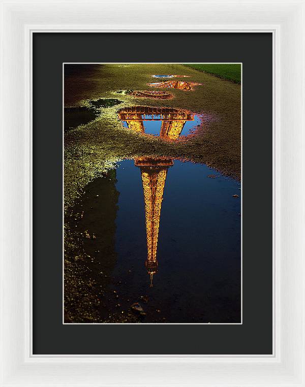 Reflet de la Tour Eiffel, Paris / Art Photo - Framed Print