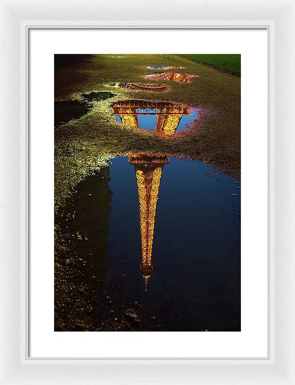 Reflet de la Tour Eiffel, Paris / Art Photo - Framed Print