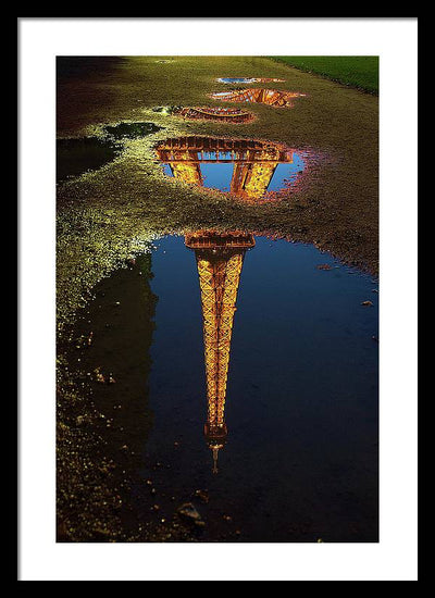 Reflet de la Tour Eiffel, Paris / Art Photo - Framed Print