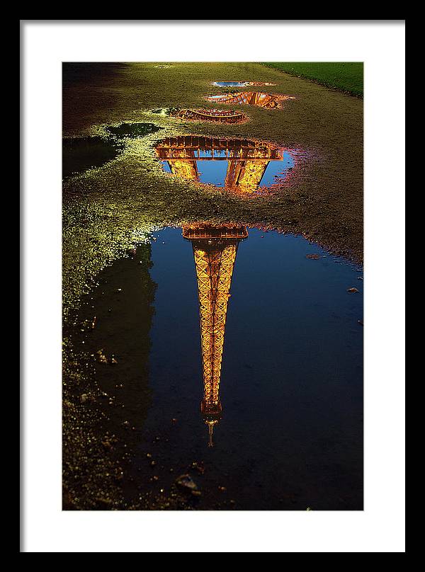 Reflet de la Tour Eiffel, Paris / Art Photo - Framed Print