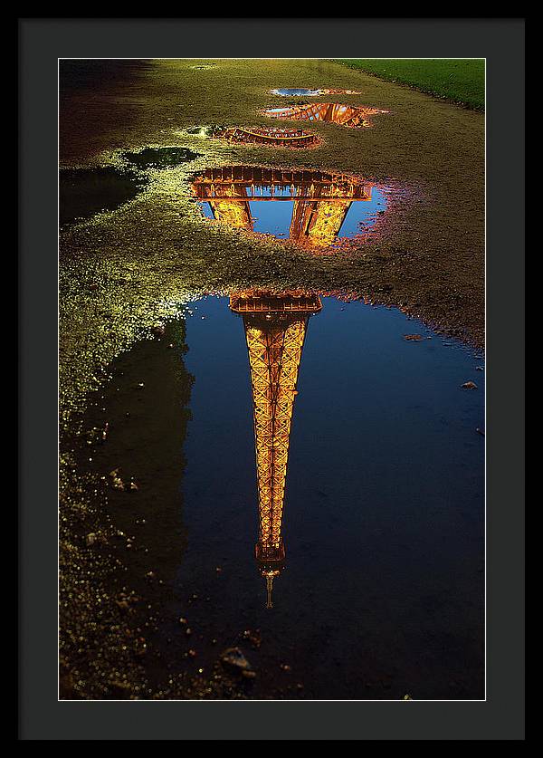 Reflet de la Tour Eiffel, Paris / Art Photo - Framed Print