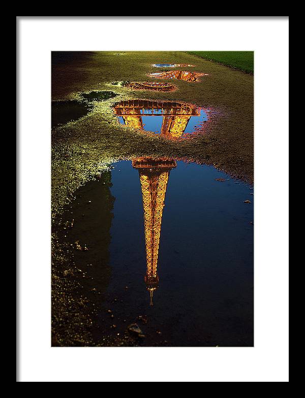 Reflet de la Tour Eiffel, Paris / Art Photo - Framed Print