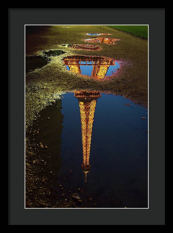 Reflet de la Tour Eiffel, Paris / Art Photo - Framed Print