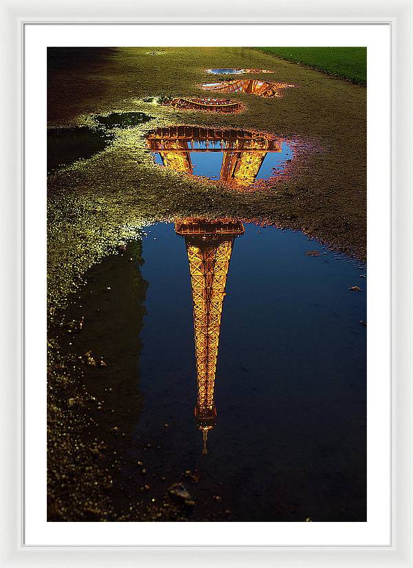 Reflet de la Tour Eiffel, Paris / Art Photo - Framed Print