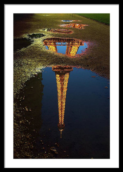 Reflet de la Tour Eiffel, Paris / Art Photo - Framed Print