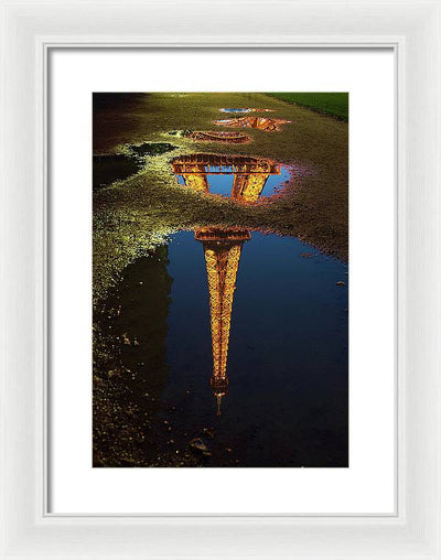 Reflet de la Tour Eiffel, Paris / Art Photo - Framed Print