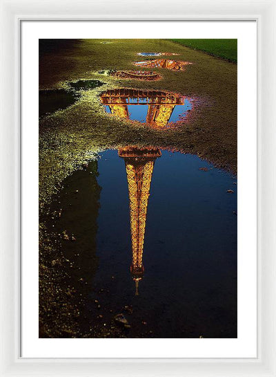 Reflet de la Tour Eiffel, Paris / Art Photo - Framed Print