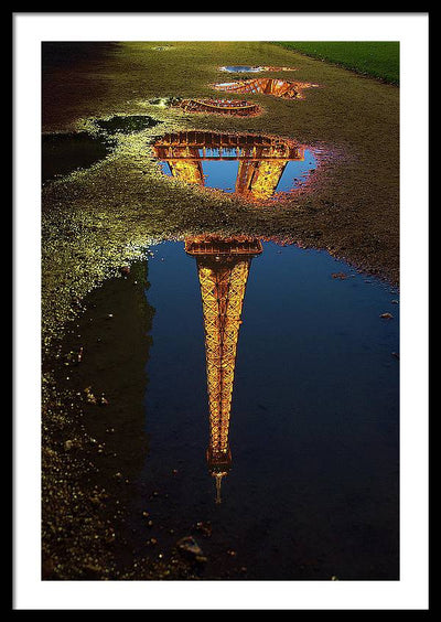 Reflet de la Tour Eiffel, Paris / Art Photo - Framed Print