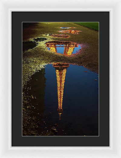 Reflet de la Tour Eiffel, Paris / Art Photo - Framed Print