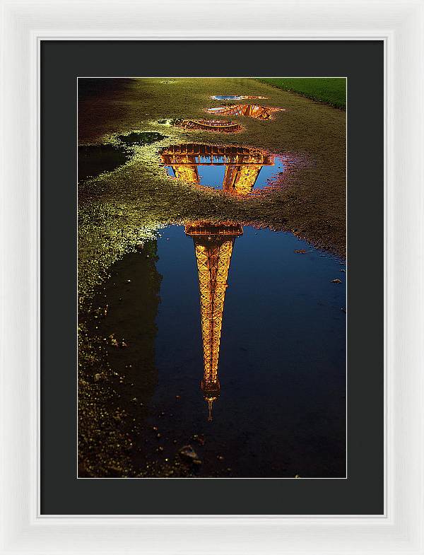 Reflet de la Tour Eiffel, Paris / Art Photo - Framed Print