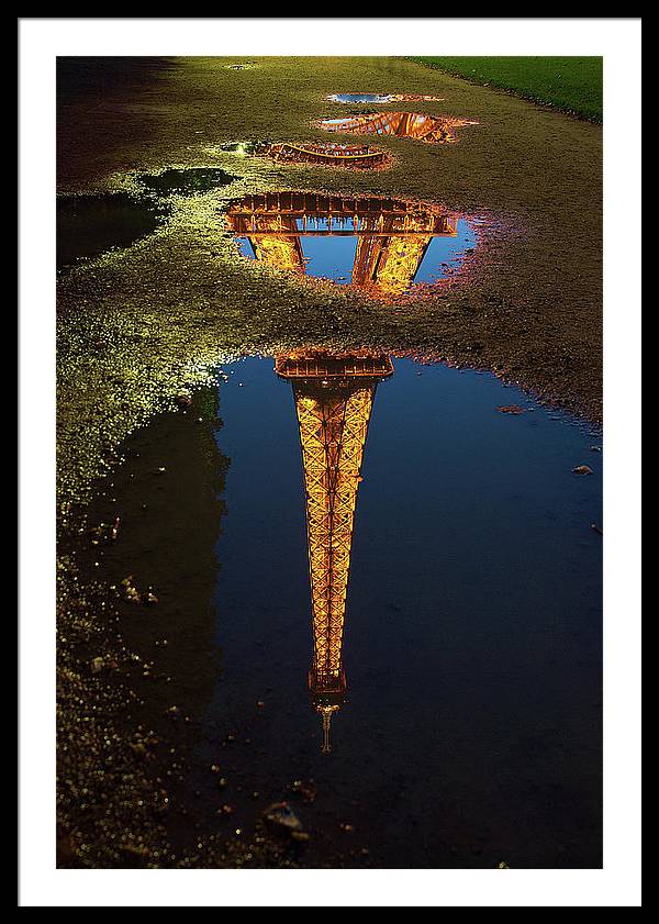 Reflet de la Tour Eiffel, Paris / Art Photo - Framed Print