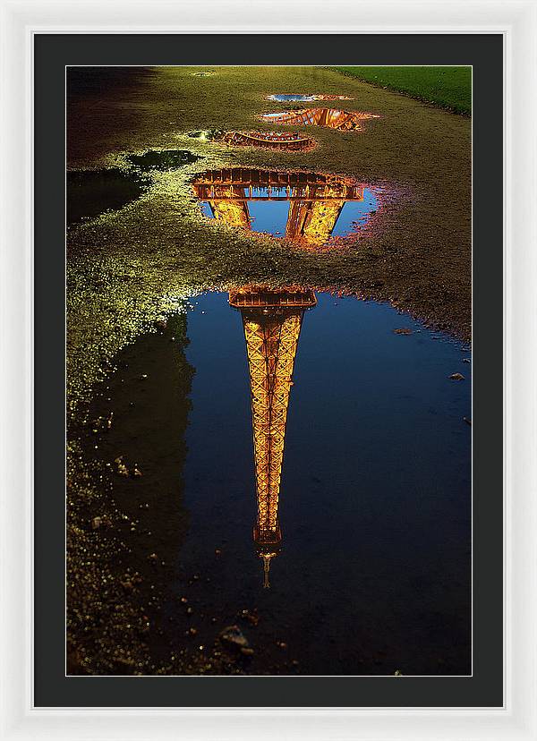 Reflet de la Tour Eiffel, Paris / Art Photo - Framed Print