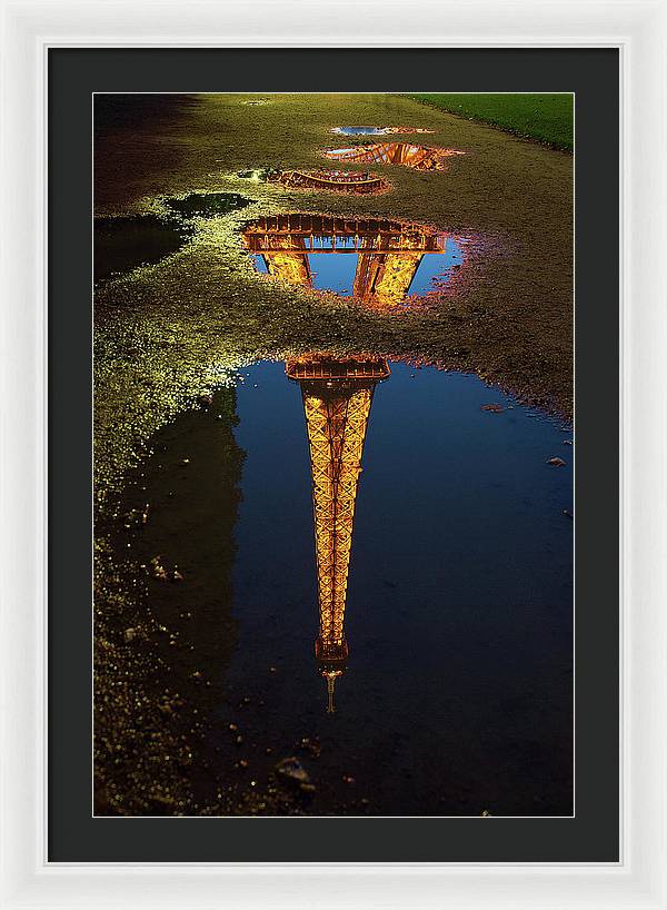 Reflet de la Tour Eiffel, Paris / Art Photo - Framed Print