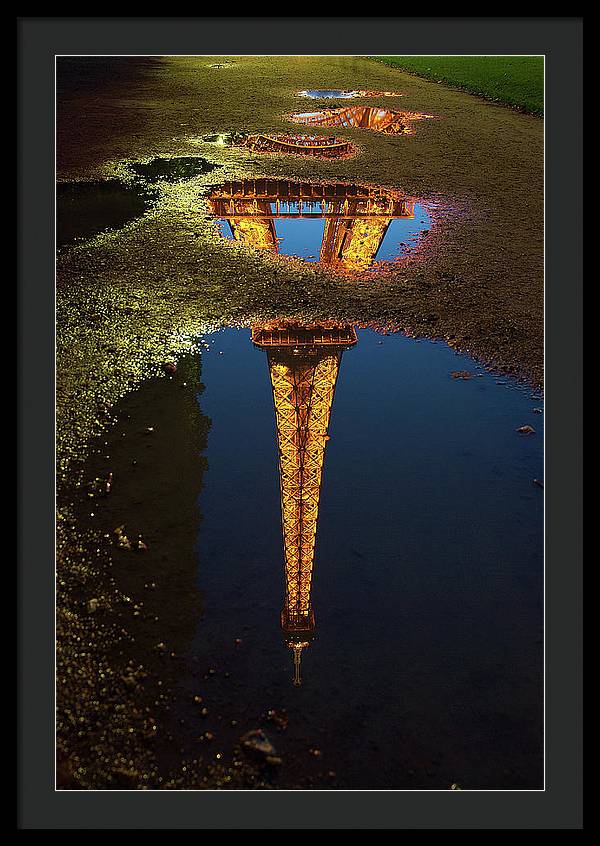 Reflet de la Tour Eiffel, Paris / Art Photo - Framed Print