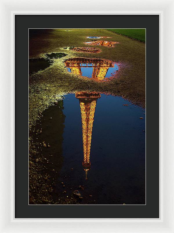 Reflet de la Tour Eiffel, Paris / Art Photo - Framed Print