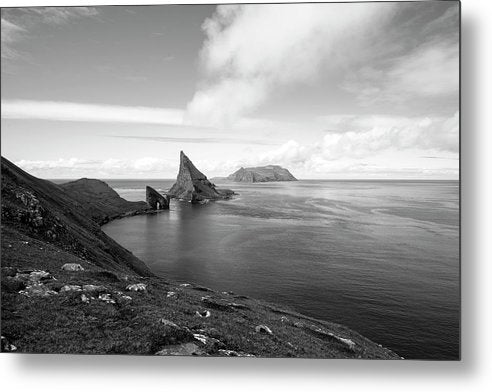 The Drangarnir sea stacks off the Faroe Islands. / Art Photo - Metal Print